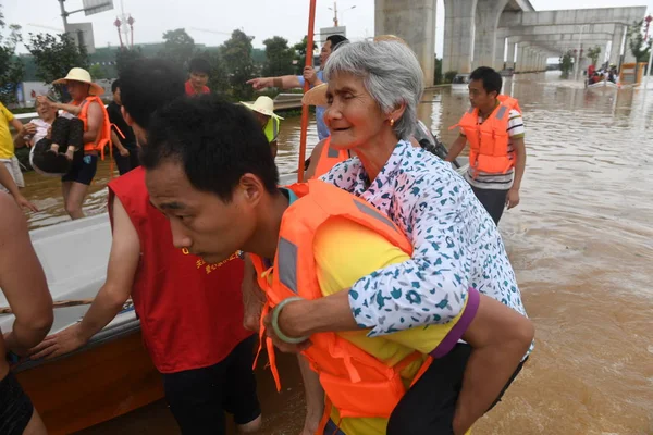Китайский Спасатель Эвакуирует Пожилую Женщину Затопленных Районов Вызванных Сильными Дождями — стоковое фото