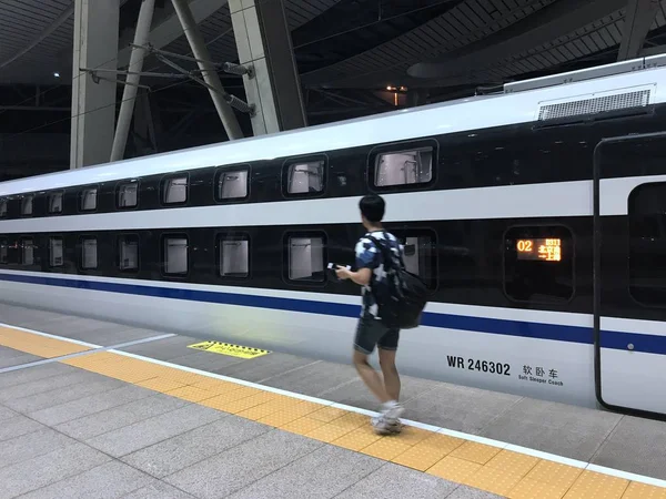 2017년 베이징 기차역에서 정차하는 베이징 상하이 노선의 새로운 열차를 지나가는 — 스톡 사진