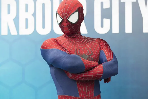 Miembro Del Personal Vestido Como Spiderman Posa Para Las Fotos — Foto de Stock