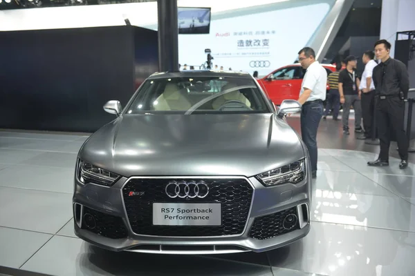 Les Visiteurs Regardent Rs7 Sportback Performance Audi Lors 14E Chine — Photo