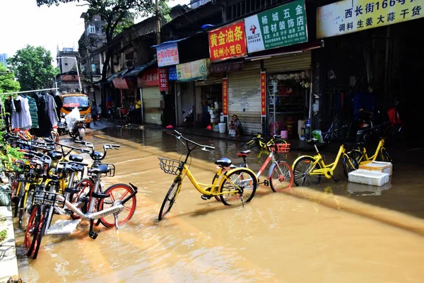 Közös Kerékpárok Láthatók Elárasztott Utcában Okozta Heves Esőzések Changsha Város — Stock Fotó