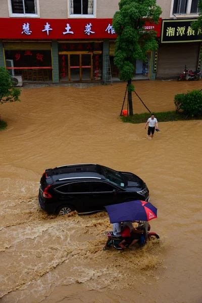 Citizen Rides Electric Bike Flooded Road Caused Heavy Rain Ningxiang — Stock Photo, Image