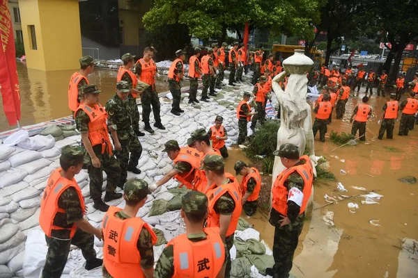 Chinesische Paramilitärische Polizisten Verteilen Sandsäcke Den Deich Des Überfluteten Xiangjiang — Stockfoto