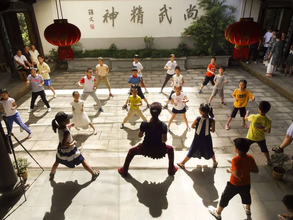 Kinder Von Wanderarbeitern Praktizieren Wenzhou Nanquan Eine Einzigartige Kampfkunst Der — Stockfoto
