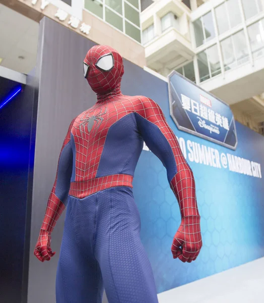 Zaměstnanec Oblečený Jako Spiderman Staví Fotografiích Během Letní Výstavy Superhrdinky — Stock fotografie