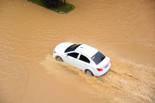 Carro Viaja Uma Estrada Inundada Causada Por Fortes Chuvas Condado — Fotografia de Stock