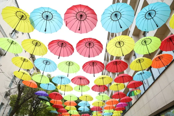 2017年7月2日 在中国上海的一个集市上欣赏装饰街道的五颜六色的雨伞 — 图库照片