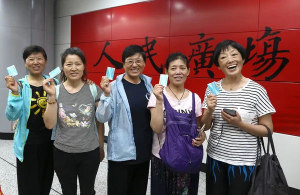 Passagiers Toon Hun Tickets People Square Station Metro Lijn Changchun — Stockfoto