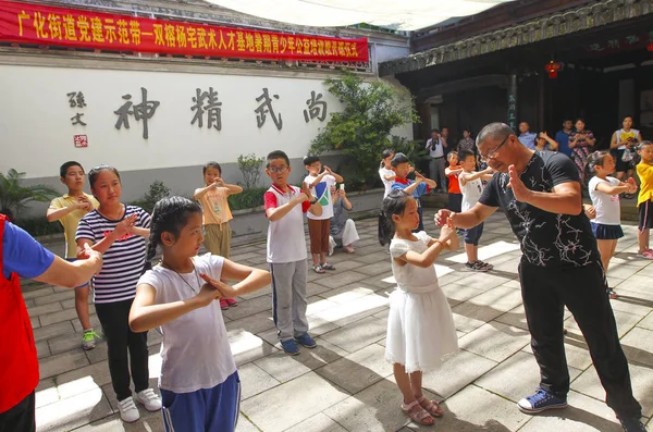 Kinder Von Wanderarbeitern Praktizieren Wenzhou Nanquan Eine Einzigartige Kampfkunst Der — Stockfoto