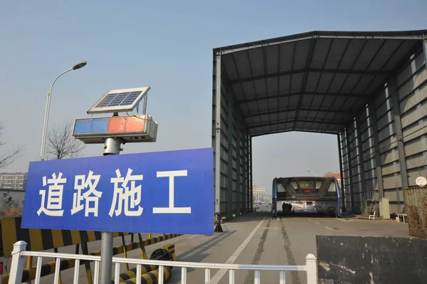 View Dusty Transit Elevated Bus Teb Fumin Road Qinhuangdao City — стоковое фото