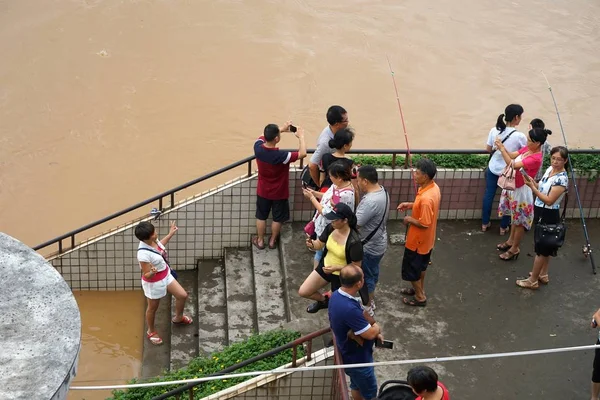 Local Residents Visit Bank Flooded Xijiang River Caused Heavy Rains — Stock Photo, Image