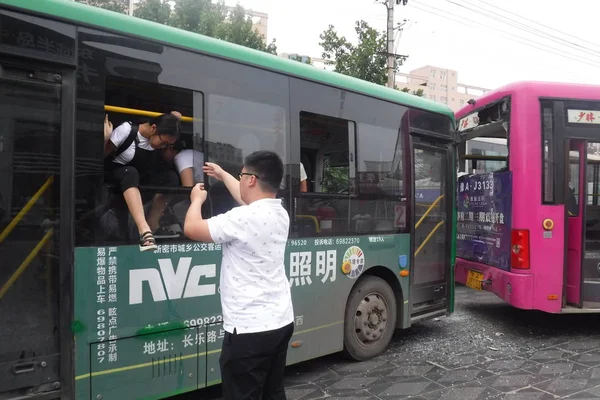 Estudiante Chino Secundaria Prepara Para Saltar Autobús Través Una Ventana — Foto de Stock