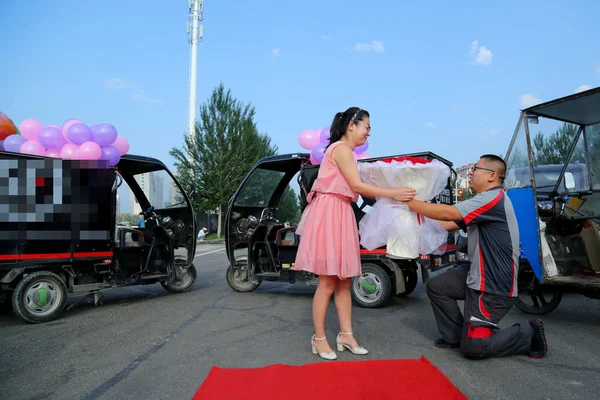 2017년 북동부 지린성 창춘시에서 11대의 차량이 오토캐드를 형성하기 서비스를 여자친구에게 — 스톡 사진