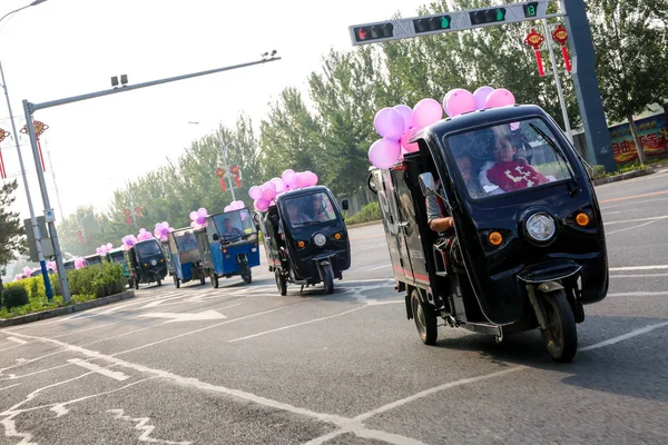 Total Vehículos Reparto Chinos Hacen Cola Para Formar Una Caravana — Foto de Stock