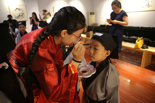 Enseignant Donne Aux Enfants Point Rouge Sur Leur Front Pour — Photo