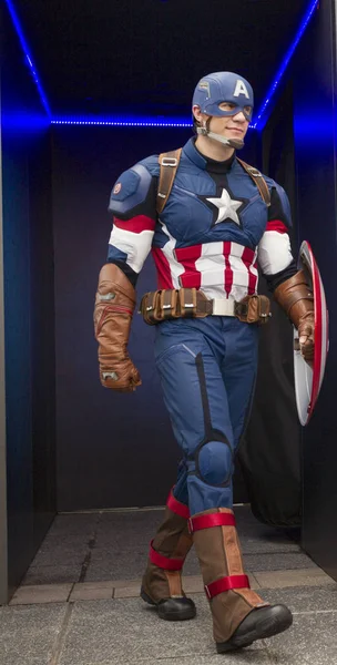 Miembro Del Personal Vestido Como Capitán América Posa Para Las — Foto de Stock