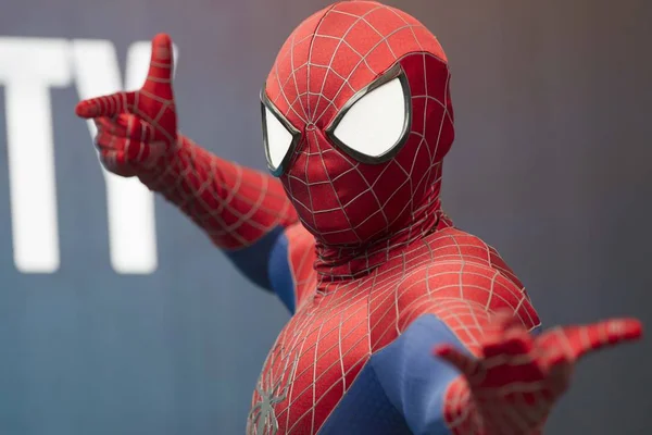 Miembro Del Personal Vestido Como Spiderman Posa Para Las Fotos — Foto de Stock