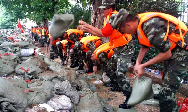 Κινέζοι Παραστρατιωτικοί Αστυνομικοί Χρησιμοποιούν Σακούλες Άμμου Για Ενισχύσουν Φράγμα Του — Φωτογραφία Αρχείου