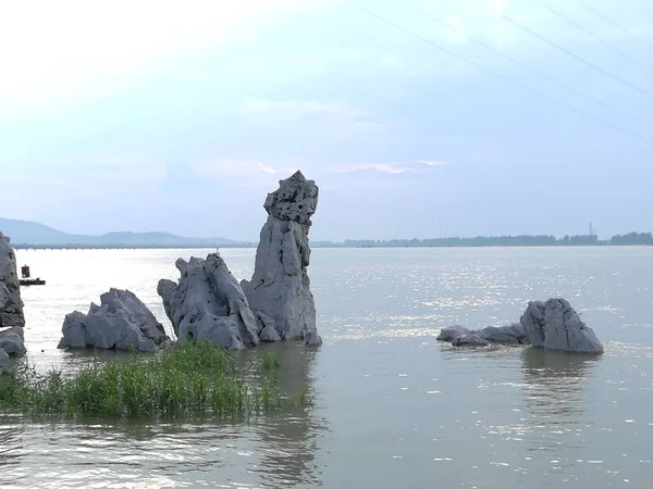 ヒーローストーンは 2017年7月4日 中国東部の江西省シャンラオ市の梁湖郡の梁湖で大雨が発生したポヤン湖で半分水没しています — ストック写真