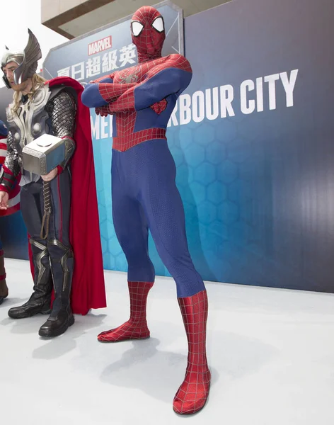 Miembro Del Personal Vestido Como Spiderman Posa Para Las Fotos — Foto de Stock