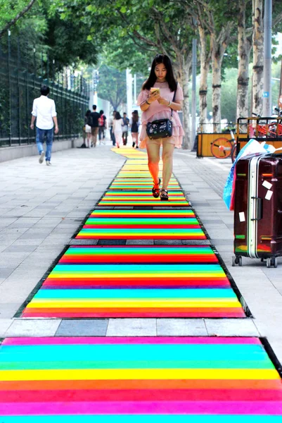 Fotgängare Går Rainbow Gångstig Shanghai Kina Juli 2017 — Stockfoto