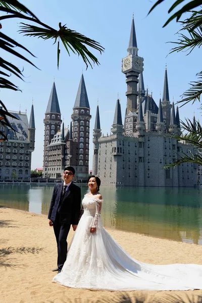 Ein Paar Brautkleidern Posiert Für Seine Hochzeitsfotos Vor Dem Hogwarts — Stockfoto