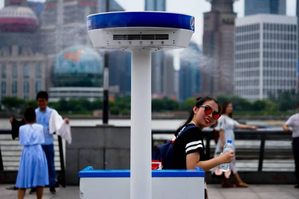 Tourist Stands Front Cooling Mist Sprayer Cool Herself She Visits — Stock Photo, Image