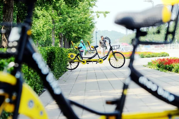 Tandemfahrräder Des Chinesischen Fahrrad Sharing Dienstes Chao Bike Stehen Beijing — Stockfoto