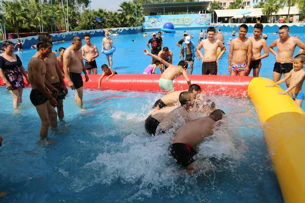 Les Touristes Participent Pêche Sous Marine Dans Parc Aquatique Chongqing — Photo