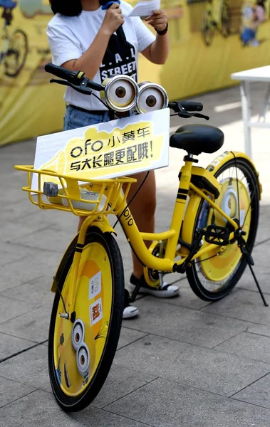 Ein Chinesischer Gastgeber Posiert Mit Einem Fahrrad Des Chinesischen Fahrradverleihdienstes — Stockfoto