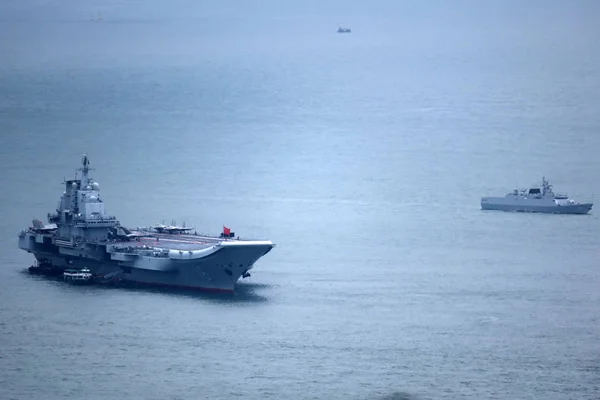 Eine Flottille Mit Chinas Erstem Flugzeugträger Liaoning Ist Während Eines — Stockfoto