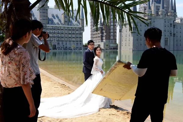 결혼식 가운을 부부는 중국의 허베이 아카데미에서 호그와트 앞에서 결혼식 사진을 — 스톡 사진