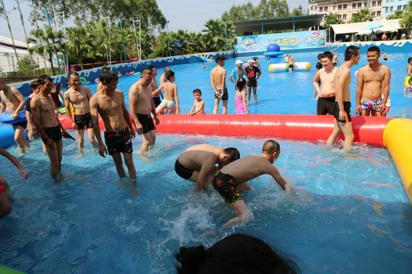 Toeristen Deelnemen Aan Vis Vangen Onderwater Een Waterpark Chongqing Juli — Stockfoto