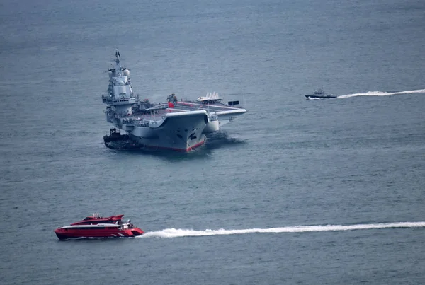 Eine Flottille Mit Chinas Erstem Flugzeugträger Liaoning Ist Während Eines — Stockfoto