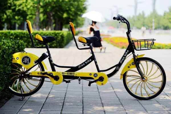 Ein Tandemfahrrad Des Chinesischen Fahrrad Sharing Dienstes Chao Bike Steht — Stockfoto