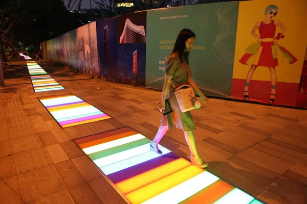 Een Voetganger Wandelingen Een Verlichte Regenboog Voetpad Nachts Shanghai China — Stockfoto