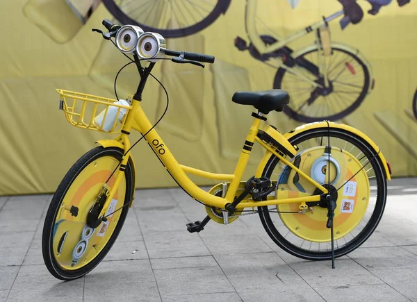 Ein Fahrrad Des Chinesischen Fahrradverleihdienstes Ofo Mit Großen Brillenaugen Von — Stockfoto