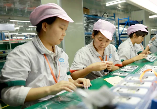 File Las Trabajadoras Chinas Producen Productos Electrónicos Línea Montaje Una —  Fotos de Stock