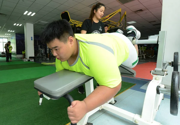 肥満の若い中国の学生は 2017 日中国中部の河南省鄭州市で太りすぎの子供の夏のキャンプ中にジムで運動します — ストック写真