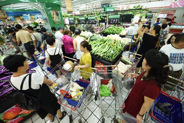 Kunder Handla Grönsaker Stormarknad Hangzhou City Östra Kinas Zhejiangprovinsen Juli — Stockfoto