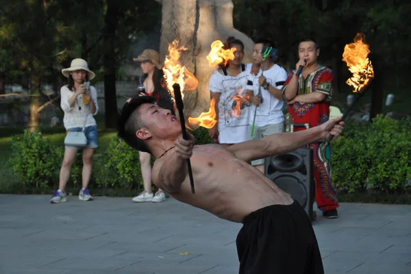 Een Chinese Kunstenaar Voert Voor Toeristen Met Vuur Toufu Eerste — Stockfoto