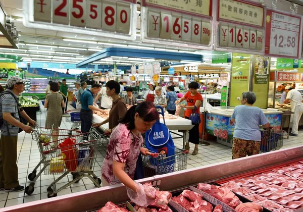 Customer Shops Meat Supermarket Hangzhou City East China Zhejiang Province — стоковое фото
