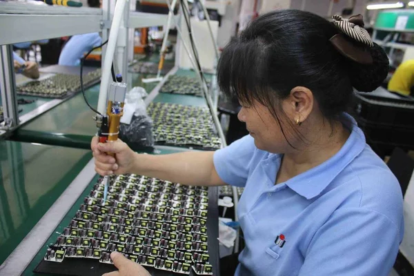 中国東部江西省水川市の工場で 組み立てラインで電子製品を生産する中国人女性労働者 2017年7月10日 — ストック写真