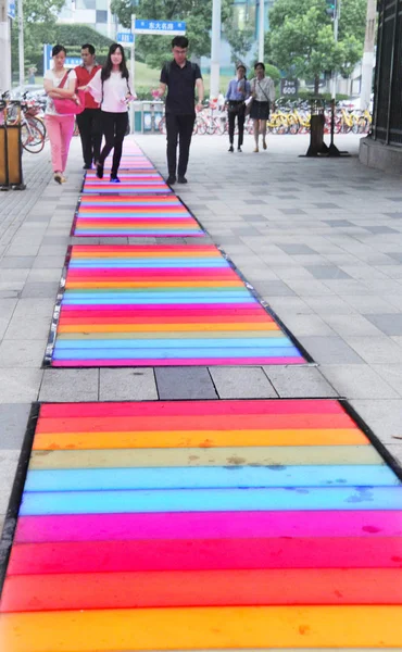 Voetgangers Lopen Een Regenboog Voetpad Shanghai China Juli 2017 — Stockfoto