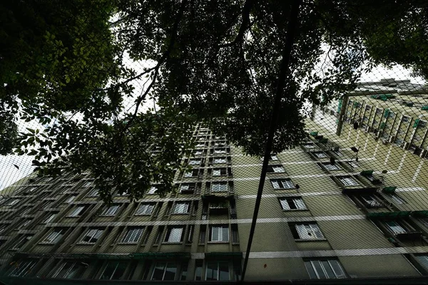 Vista Conjunto Líquido Para Bloquear Lixo Jogado Edifícios Residenciais Arranha — Fotografia de Stock