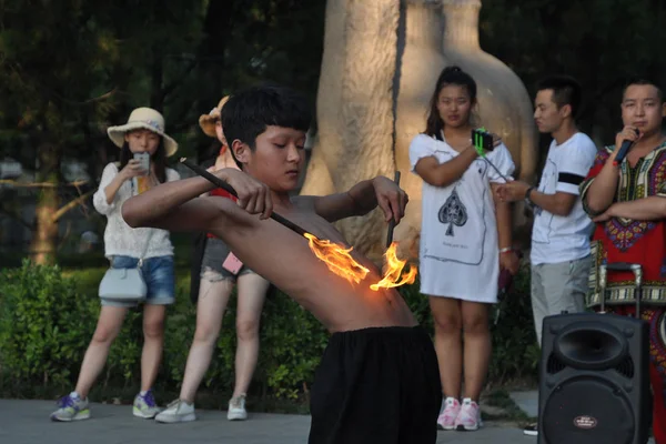 Chinese Artist Performs Tourists Fire Toufu First Phase Sanfu Periods — Stock Photo, Image