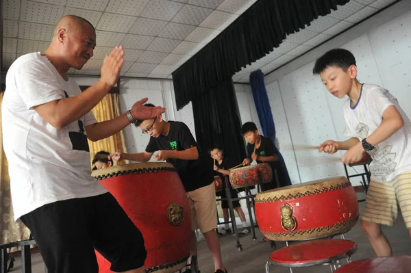 英和小学校の香港からの学生は中国伝統的な太鼓とも呼ばれる山西詔勅ドラム アート アンサンブル 新疆郡 運城市 北中国の の詔勅ドラム劇団からフォークのアーティストによって教えを練習します — ストック写真