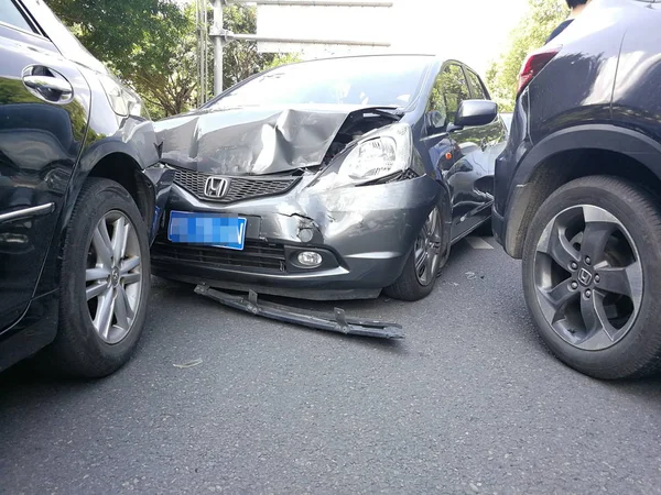 2017年7月6日 在中国东南部的福建省泉州市 一辆玛莎拉蒂跑车撞上本田飞度 导致六辆车在公路上相撞 — 图库照片
