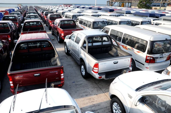 Chiny Wykonane Pojazdy Które Mają Być Eksportowane Boliwii Ułożone Parkingu — Zdjęcie stockowe