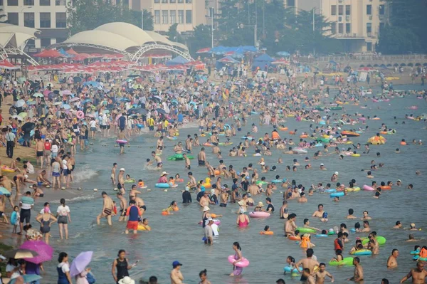 Los Turistas Llenan Una Playa Durante Período Más Caluroso Del — Foto de Stock